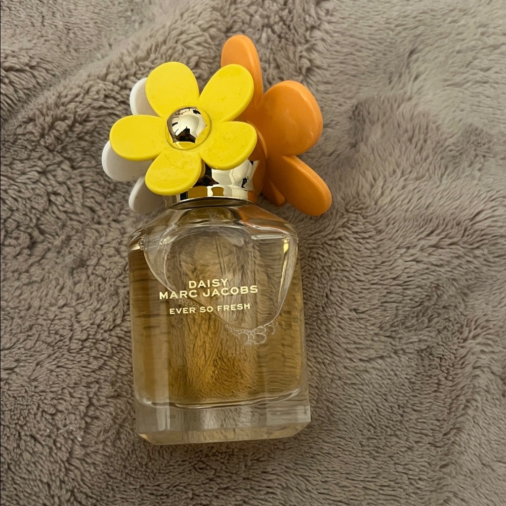 Marc Jacobs Daisy Ever So Fresh with Yellow and Orange Floral Cap
